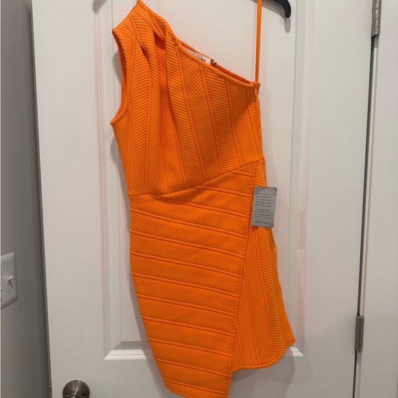 Elliatt Vibrant Orange One-Shoulder Dress - Picture 4 of 6